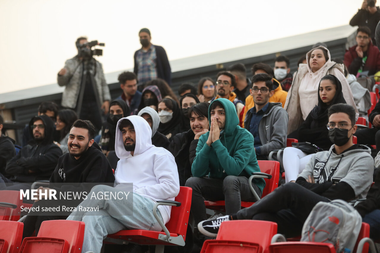 با آغاز نخستین بازی ایران در جام جهانی ۲۰۲۲ قطر در مقابل انگلیس، هواداران تیم ملی فوتبال ایران در باغ کتاب تهران به تماشای بازی پرداختند