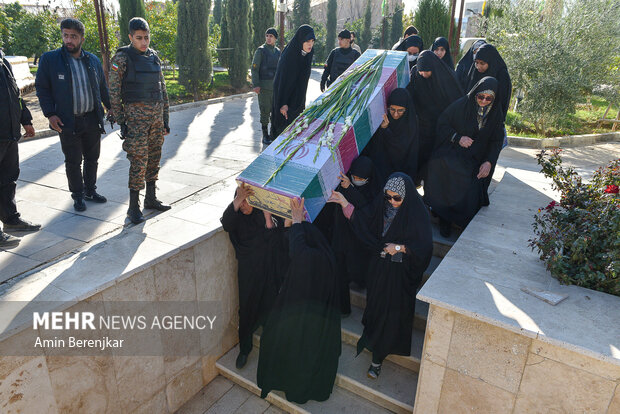 استقبال از پیکر ۱۰ «شهید» دوران دفاع مقدس