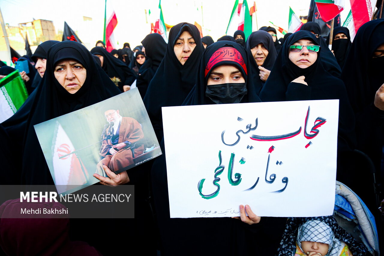 راهپیمایی بانوان قمی در حمایت از حجاب