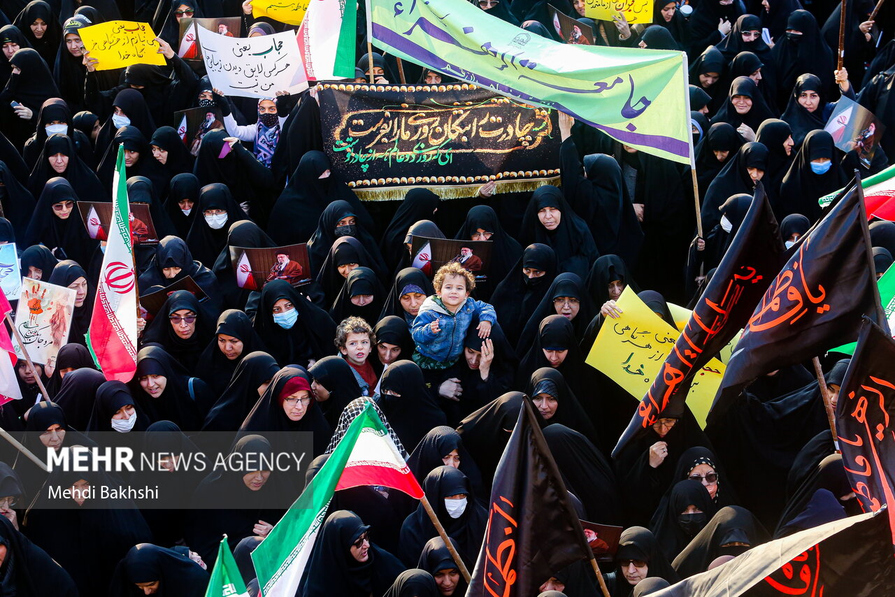 راهپیمایی بانوان قمی در حمایت از حجاب