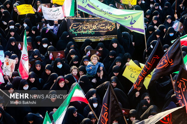 راهپیمایی بانوان قمی در حمایت از حجاب