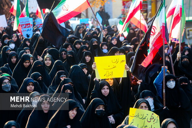 راهپیمایی بانوان قمی در حمایت از حجاب