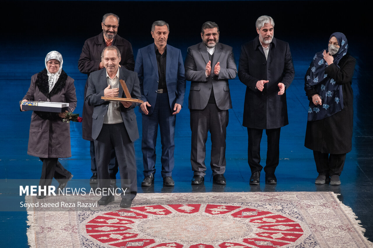 سعید علامیان نویسنده کتاب «حاج قاسمی که من می‌شناسم»  در مراسم اختتامیه پانزدهمین دوره جایزه ادبی جلال آل احمد برگزیده بخش بخش ویژه شهید سردار حاج قاسم سلیمانی شد