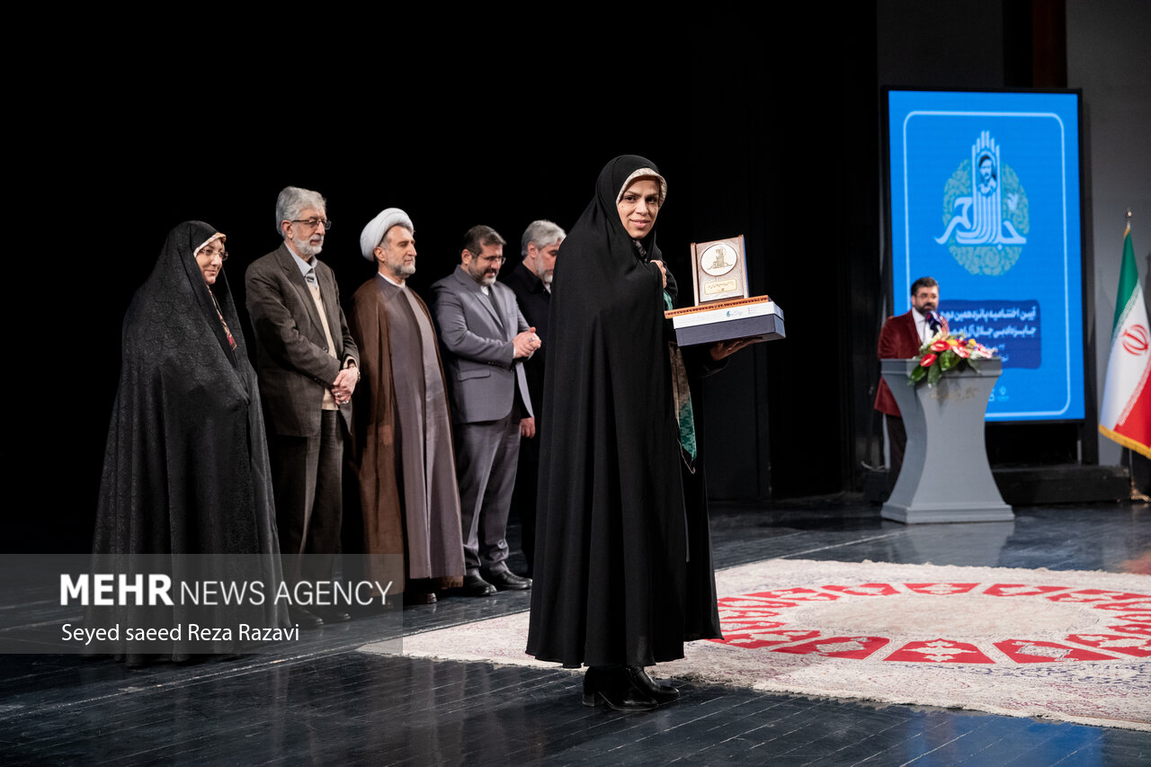 مراسم اختتامیه پانزدهمین دوره جایزه ادبی جلال آل احمد شامگاه امروز شنبه ۲۴ دی ماه ۱۴۰۱ با حضور محمد مهدی اسماعیلی وزیر فرهنگ و ارشاد اسلامی‏‏‏ ‏، غلامعلی حداد عادل رئیس فرهنگستان زبان و ادب فارسی و جمعی از نویسندگان و اصحاب قلم و با تقدیر و با معرفی برگزیدگان این جایزه ادبی در تالار وحدت برگزار شد