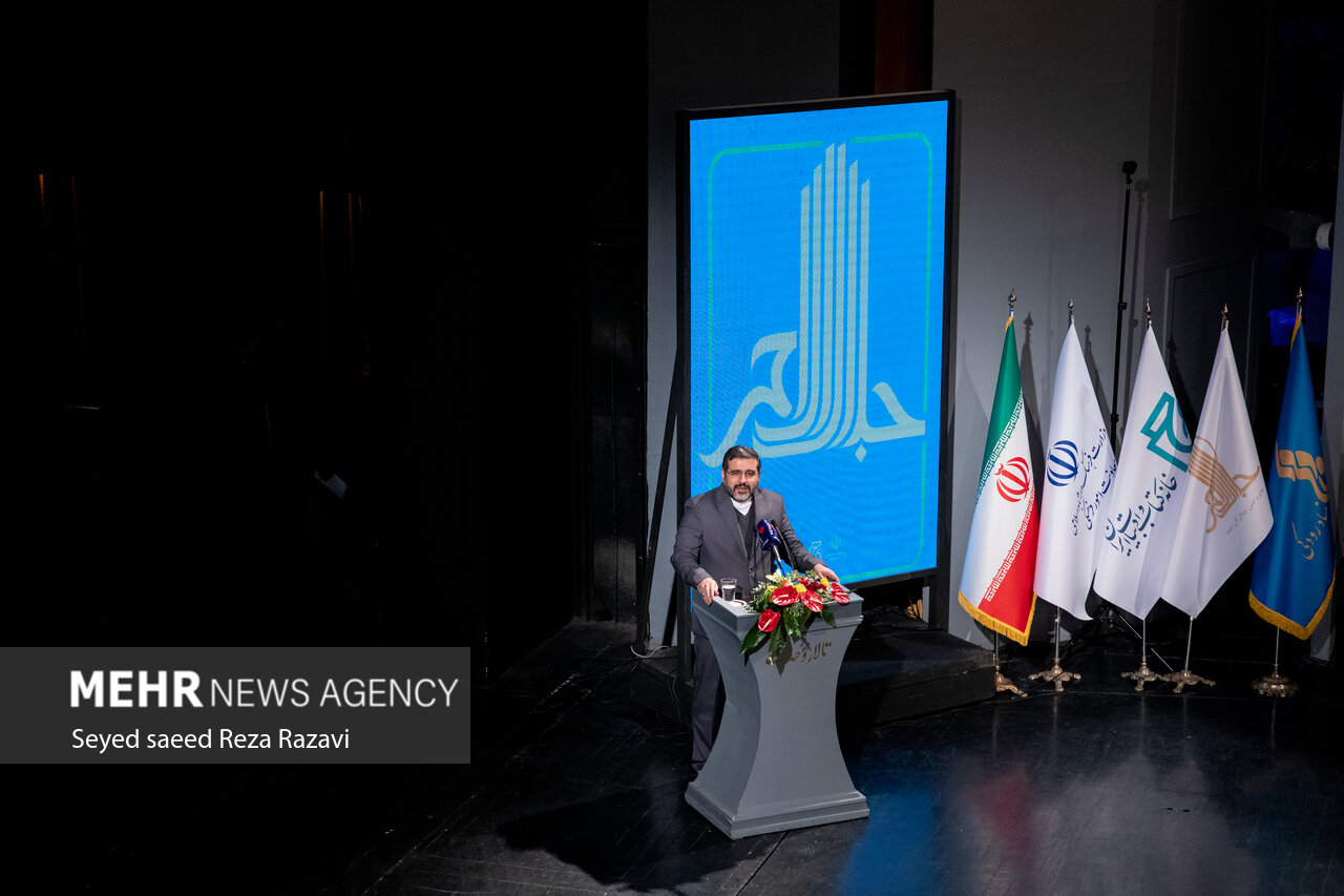 محمد مهدی اسماعیلی وزیر فرهنگ و ارشاد اسلامی در حال سخنرانی در مراسم اختتامیه پانزدهمین دوره جایزه ادبی جلال آل احمد است