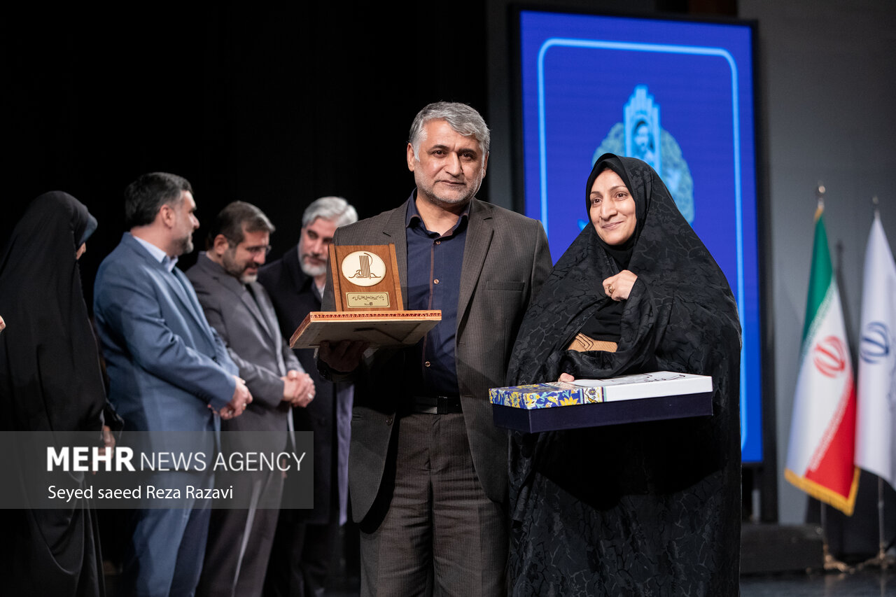 مراسم اختتامیه پانزدهمین دوره جایزه ادبی جلال آل احمد شامگاه امروز شنبه ۲۴ دی ماه ۱۴۰۱ با حضور محمد مهدی اسماعیلی وزیر فرهنگ و ارشاد اسلامی‏‏‏ ‏، غلامعلی حداد عادل رئیس فرهنگستان زبان و ادب فارسی و جمعی از نویسندگان و اصحاب قلم و با تقدیر و با معرفی برگزیدگان این جایزه ادبی در تالار وحدت برگزار شد