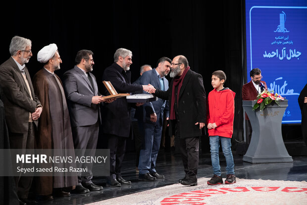 مراسم اختتامیه پانزدهمین دوره جایزه ادبی جلال آل احمد شامگاه امروز شنبه ۲۴ دی ماه ۱۴۰۱ با حضور محمد مهدی اسماعیلی وزیر فرهنگ و ارشاد اسلامی‏‏‏ ‏، غلامعلی حداد عادل رئیس فرهنگستان زبان و ادب فارسی و جمعی از نویسندگان و اصحاب قلم و با تقدیر و با معرفی برگزیدگان این جایزه ادبی در تالار وحدت برگزار شد