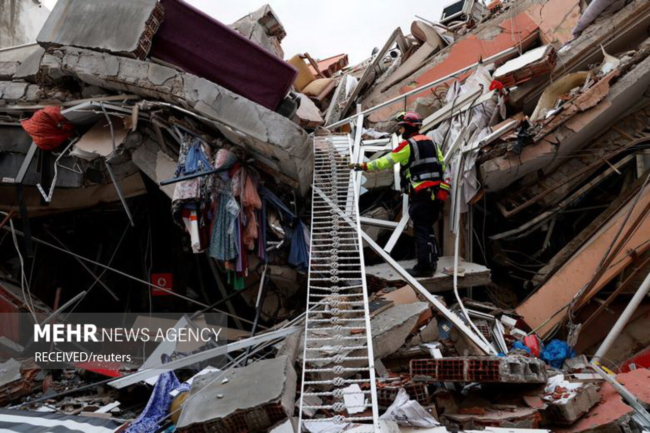 عملیات امداد و نجات و آواربرداری در مناطق زلزله زده ترکیه پس از گذشت سه روز از وقوع زلزله همچنان ادامه دارد