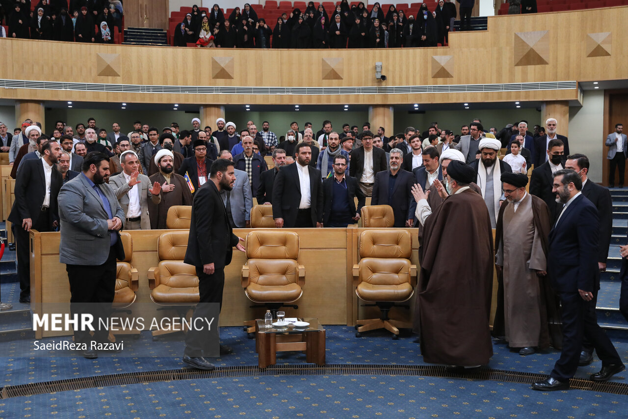 حجت الاسلام سید ابراهیم رئیسی ،رئیس جمهور در حال ورود به محل برگزاری اختتامیه سی‌ونهمین دوره مسابقات بین‌المللی قرآن در سالن اجلاس سران است