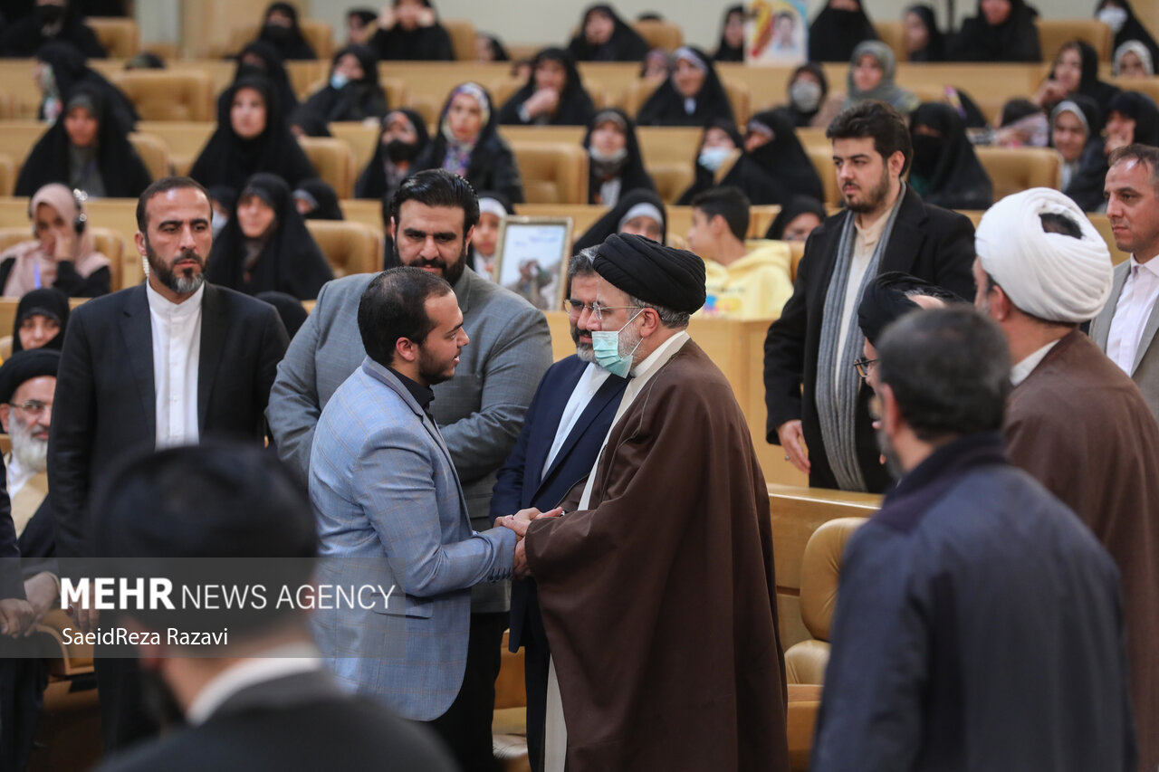 حجت الاسلام سید ابراهیم رئیسی ، رئیس جمهور در حال گفتگو با یکی از قایان قرآن در مراسم اختتامیه سی‌ونهمین دوره مسابقات بین‌المللی قرآن است