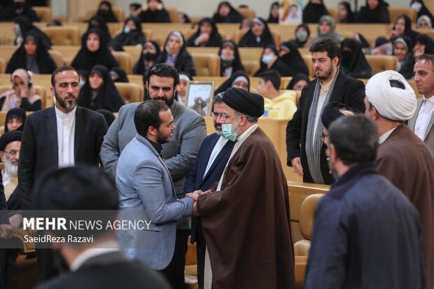 حجت الاسلام سید ابراهیم رئیسی ، رئیس جمهور در حال گفتگو با یکی از قایان قرآن در مراسم اختتامیه سی‌ونهمین دوره مسابقات بین‌المللی قرآن است