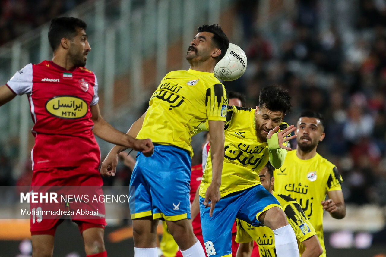 دیدار تیم های فوتبال پرسپولیس تهران و نفت مسجد سلیمان در هفته بیست و یکم لیگ برتر باشگاههای کشور با نتیجه سه بر صفر به سود تیم فوتبال پرسپولیس تهران در ورزشگاه آزادی تهران به پایان رسید