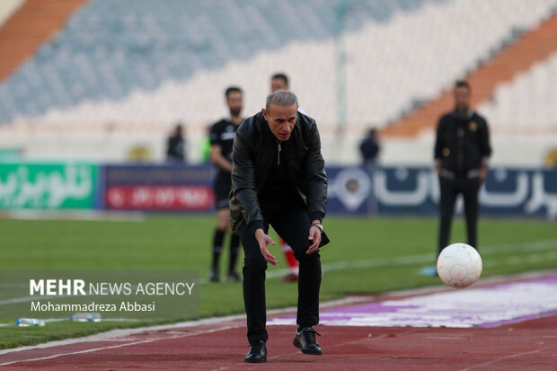 یحی گلمحمدی سرمربی تیم فوتبال پرسپولیس تهران در دیدار تیم های فوتبال پرسپولیس تهران و نفت مسجد سلیمان حضور دارد