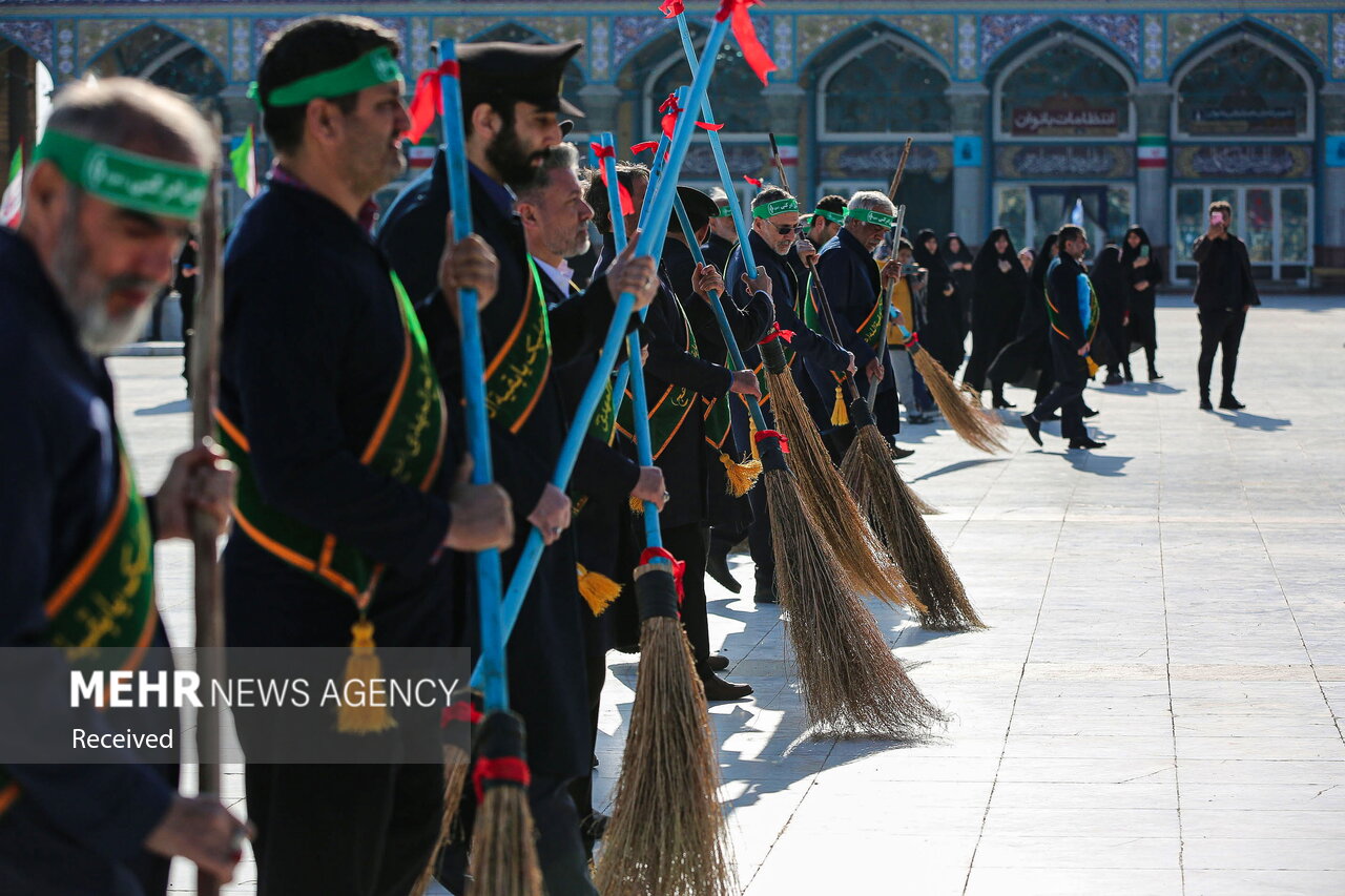 آیین جاروکشی خادمان مسجد مقدس جمکران