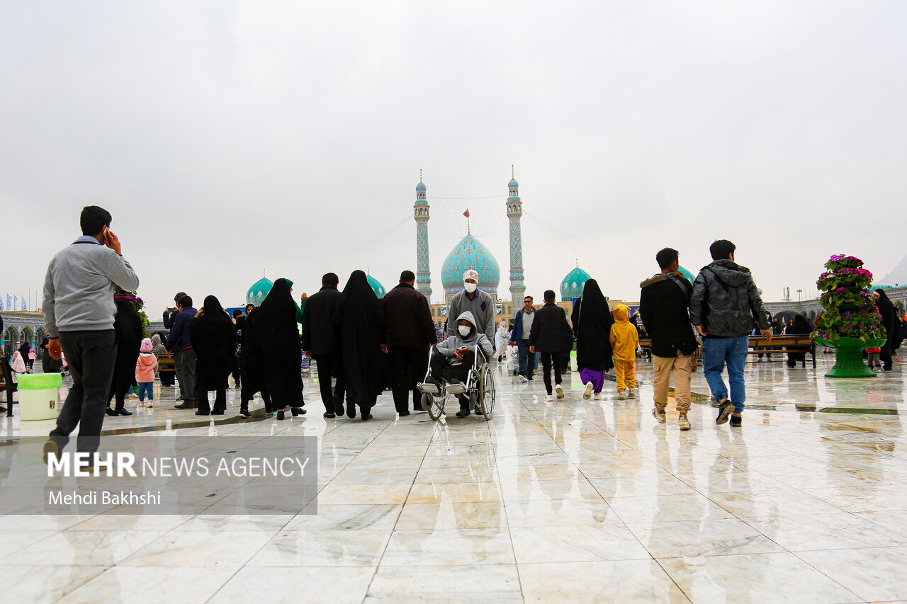 حال و هوای بارانی مسجد جمکران در نیمه شعبان