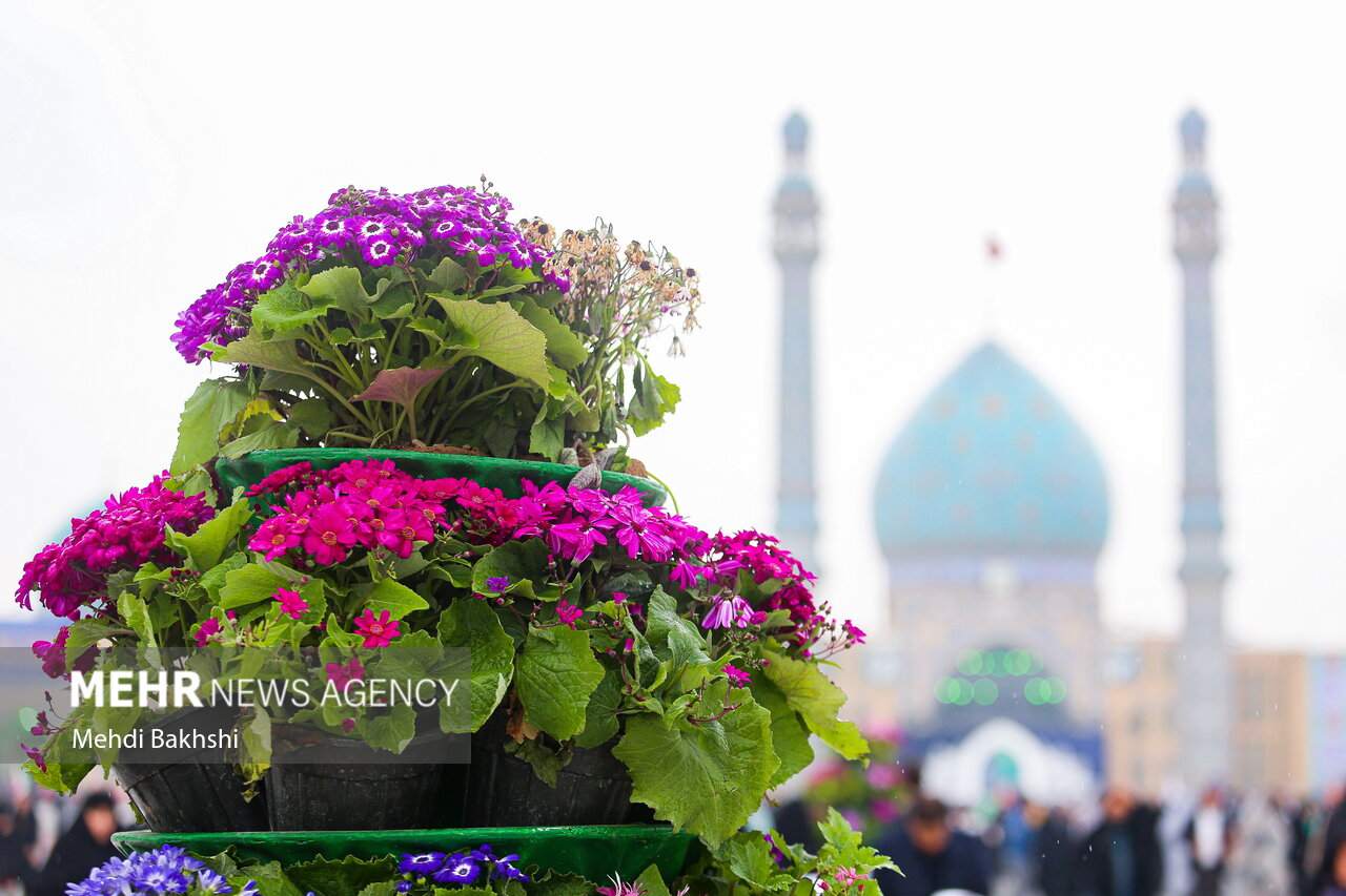 حال و هوای بارانی مسجد جمکران در نیمه شعبان