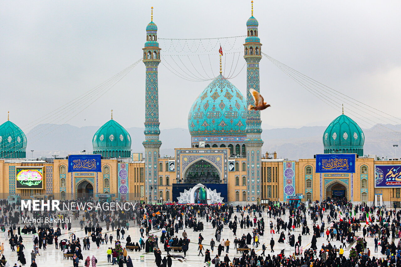 حال و هوای بارانی مسجد جمکران در نیمه شعبان