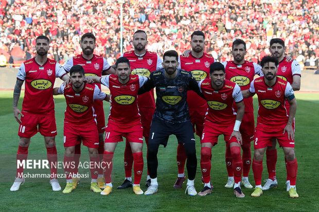 بازیکنان تیم فوتبال پرسپولیس 
 تهران در حال گرفتن عکس یادگاری پیش از دیدار تیم های فوتبال پرسپولیس تهران و سپاهان اصفهان هستند