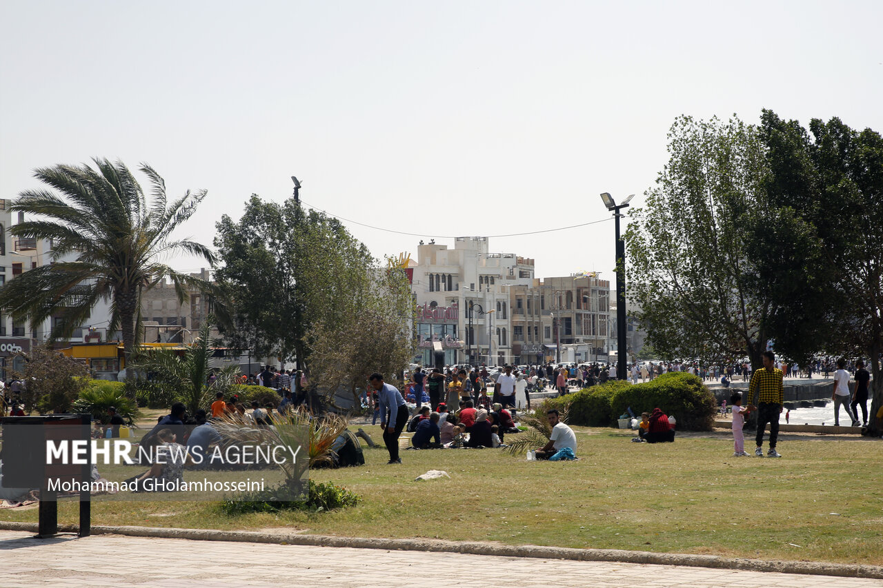 حضور مسافران نوروزی در ساحل بوشهر