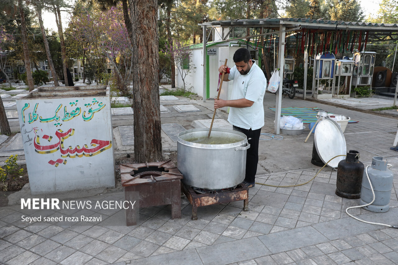 در کنار مزار هر کدام از شهدا سفره‌های افطاری پهن شده است و خانواده شهدا که بانی این سفره‌ها هستند، از مردم می‌خواستند که افطار را در کنار شهیدشان باشند. گروهی از مردم سفره افطار خود را در کنار مزار شهدا پهن می‌کنند. نان و نمک‌شان را مدیون خون شهدا می‌دانند