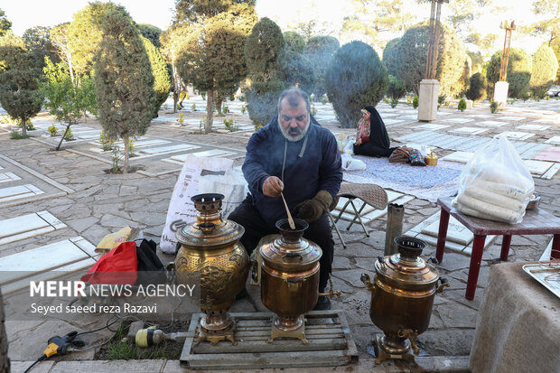 در کنار مزار هر کدام از شهدا سفره‌های افطاری پهن شده است و خانواده شهدا که بانی این سفره‌ها هستند، از مردم می‌خواستند که افطار را در کنار شهیدشان باشند. گروهی از مردم سفره افطار خود را در کنار مزار شهدا پهن می‌کنند. نان و نمک‌شان را مدیون خون شهدا می‌دانند