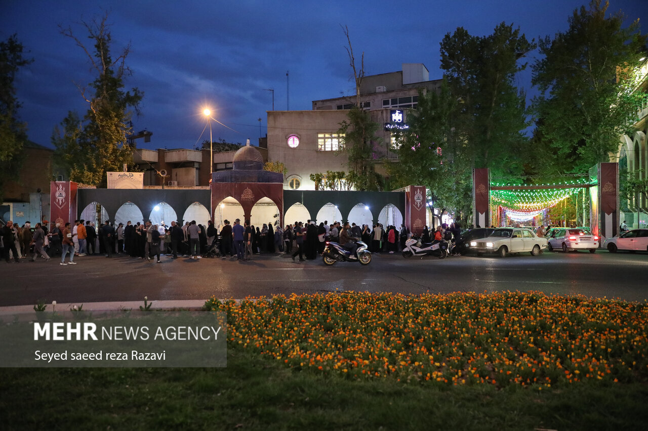 ضیافت افطاری فلسطینی همراه با برپایی مواکب فرهنگی و پذیرایی و اجرای گروه‌های سرود با حضور مردم روزه در میدان فلسطین از اذان مغرب میزبان روزه‌داران و بازدیدکنندگان است