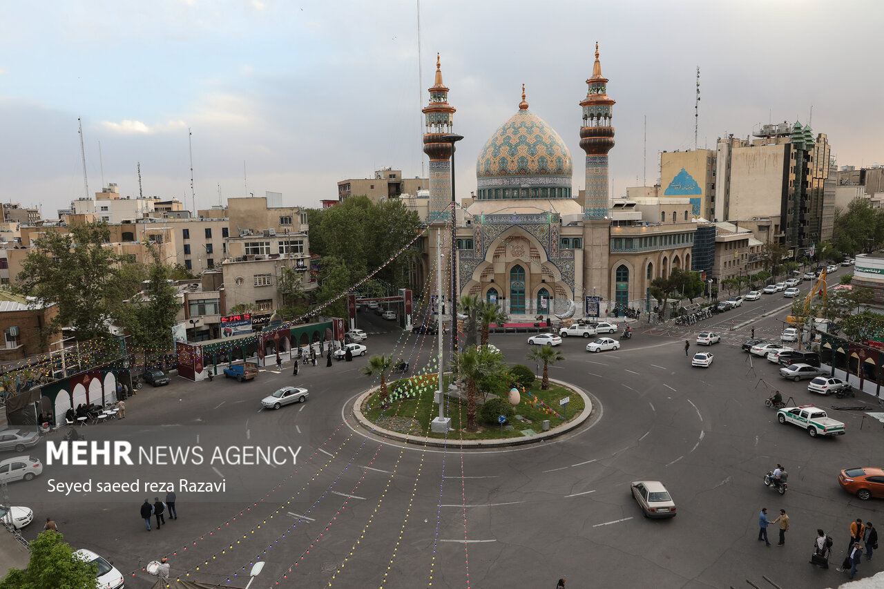 ضیافت افطاری فلسطینی همراه با برپایی مواکب فرهنگی و پذیرایی و اجرای گروه‌های سرود با حضور مردم روزه در میدان فلسطین از اذان مغرب میزبان روزه‌داران و بازدیدکنندگان است