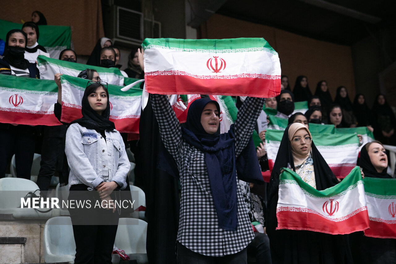 بانوان در بازی تیم ‌های ملی فوتسال ایران و ازبکستان حضور دارند