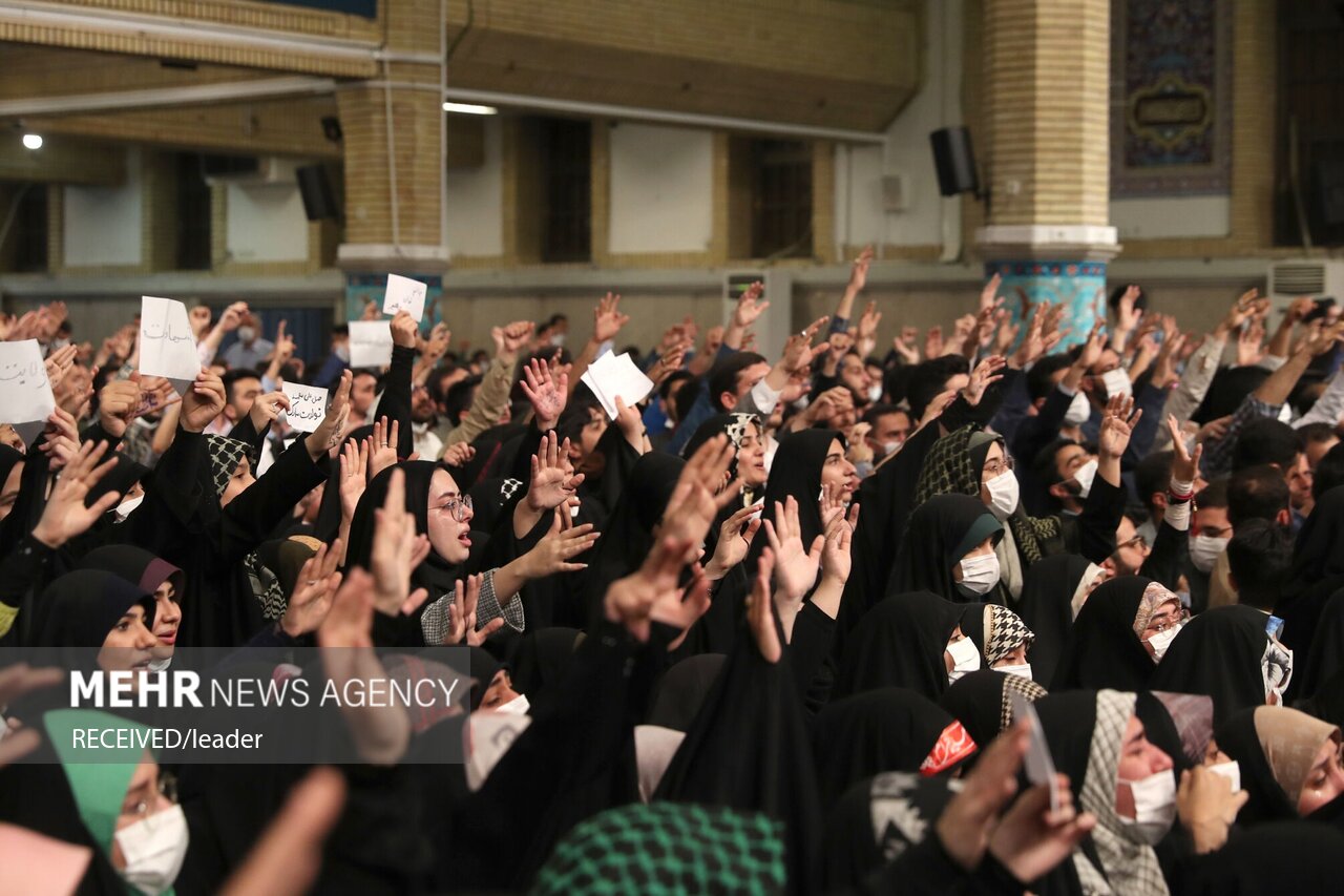 جمعی از دانشجویان و نمایندگان تشکل‌های دانشجویی عصر امروز سه‌شنبه ۲۹ فروردین ۱۴۰۲ با رهبر معظم انقلاب اسلامی دیدار کردند