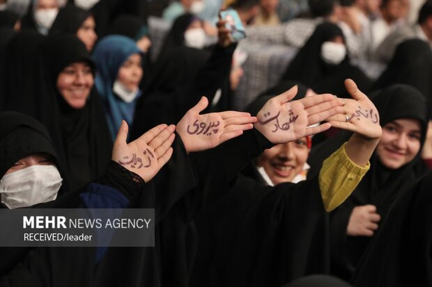 جمعی از دانشجویان و نمایندگان تشکل‌های دانشجویی عصر امروز سه‌شنبه ۲۹ فروردین ۱۴۰۲ با رهبر معظم انقلاب اسلامی دیدار کردند