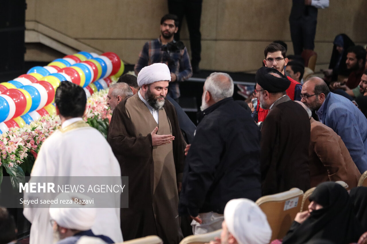 حجت الاسلام محمد قمی رییس سازمان تبلیغات اسلامی در مراسم گردهمایی بزرگ برنامه تلویزیونی محفل حضور دارد