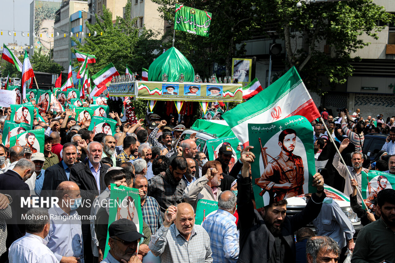 پیکر مطهر شهید آشوری «جانی بت اوشانا» ظهر امروز جمعه ۸ اردیبهشت ۱۴۰۲ پس از اقامه نماز جمعه بر دوش جمع زیادی از مردم پایتخت از محل دانشگاه تهران تشییع شد