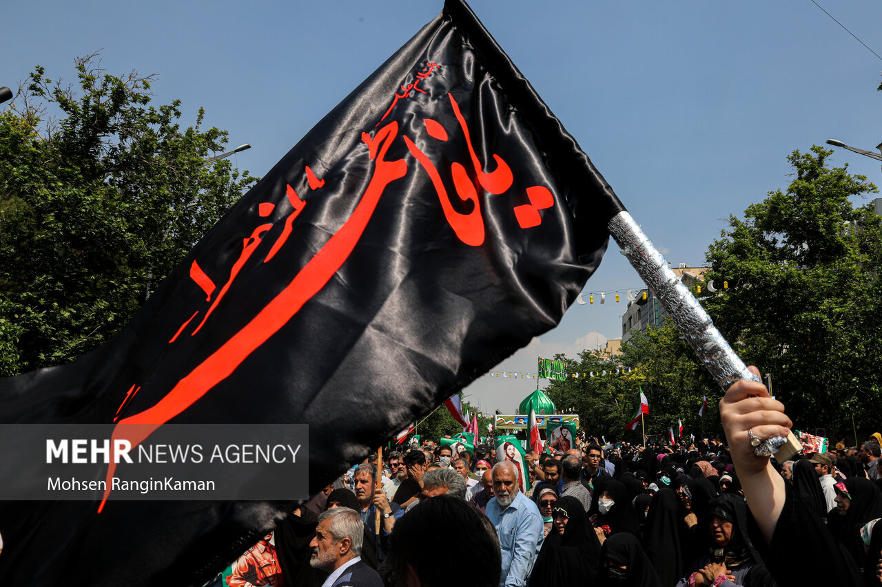 پیکر مطهر شهید آشوری «جانی بت اوشانا» ظهر امروز جمعه ۸ اردیبهشت ۱۴۰۲ پس از اقامه نماز جمعه بر دوش جمع زیادی از مردم پایتخت از محل دانشگاه تهران تشییع شد