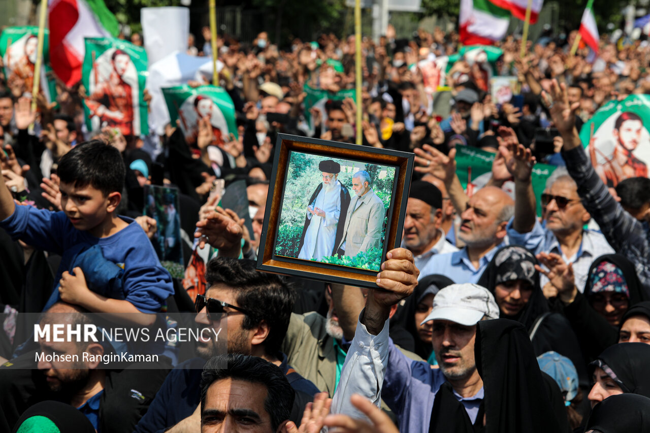 پیکر مطهر شهید آشوری «جانی بت اوشانا» ظهر امروز جمعه ۸ اردیبهشت ۱۴۰۲ پس از اقامه نماز جمعه بر دوش جمع زیادی از مردم پایتخت از محل دانشگاه تهران تشییع شد