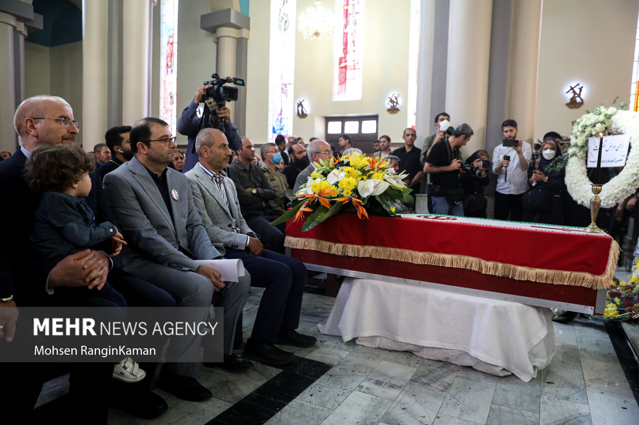 پیکر مطهر شهید آشوری «جانی بت اوشانا» ظهر امروز جمعه ۸ اردیبهشت ۱۴۰۲در کلیسای آشوری های تهران تشییع شد و هم کیشان شهید با او وداع کردند