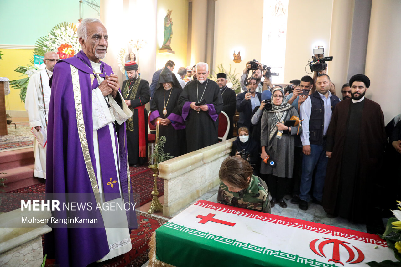 پیکر مطهر شهید آشوری «جانی بت اوشانا» ظهر امروز جمعه ۸ اردیبهشت ۱۴۰۲در کلیسای آشوری های تهران تشییع شد و هم کیشان شهید با او وداع کردند