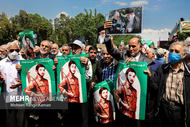 پیکر مطهر شهید آشوری «جانی بت اوشانا» ظهر امروز جمعه ۸ اردیبهشت ۱۴۰۲ پس از اقامه نماز جمعه بر دوش جمع زیادی از مردم پایتخت از محل دانشگاه تهران تشییع شد