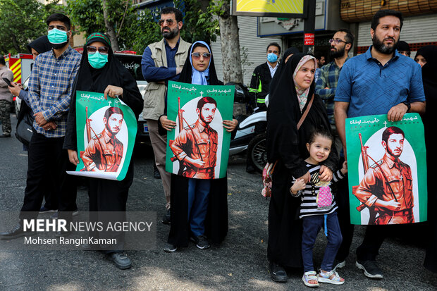 پیکر مطهر شهید آشوری «جانی بت اوشانا» ظهر امروز جمعه ۸ اردیبهشت ۱۴۰۲ پس از اقامه نماز جمعه بر دوش جمع زیادی از مردم پایتخت از محل دانشگاه تهران تشییع شد