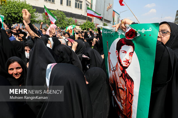 پیکر مطهر شهید آشوری «جانی بت اوشانا» ظهر امروز جمعه ۸ اردیبهشت ۱۴۰۲ پس از اقامه نماز جمعه بر دوش جمع زیادی از مردم پایتخت از محل دانشگاه تهران تشییع شد