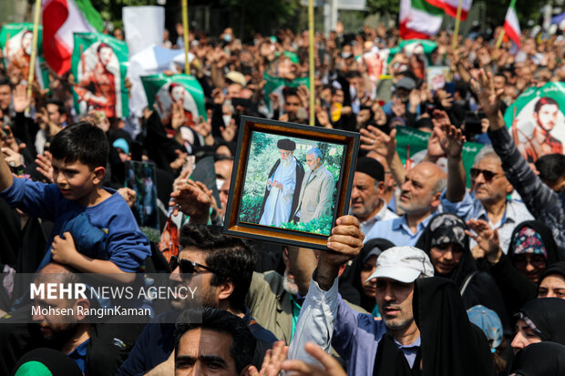 پیکر مطهر شهید آشوری «جانی بت اوشانا» ظهر امروز جمعه ۸ اردیبهشت ۱۴۰۲ پس از اقامه نماز جمعه بر دوش جمع زیادی از مردم پایتخت از محل دانشگاه تهران تشییع شد