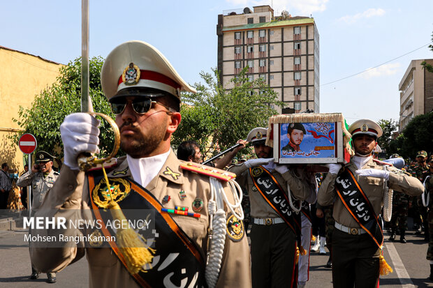 پیکر مطهر شهید آشوری «جانی بت اوشانا» ظهر امروز جمعه ۸ اردیبهشت ۱۴۰۲ پس از اقامه نماز جمعه بر دوش جمع زیادی از مردم پایتخت از محل دانشگاه تهران تشییع شد