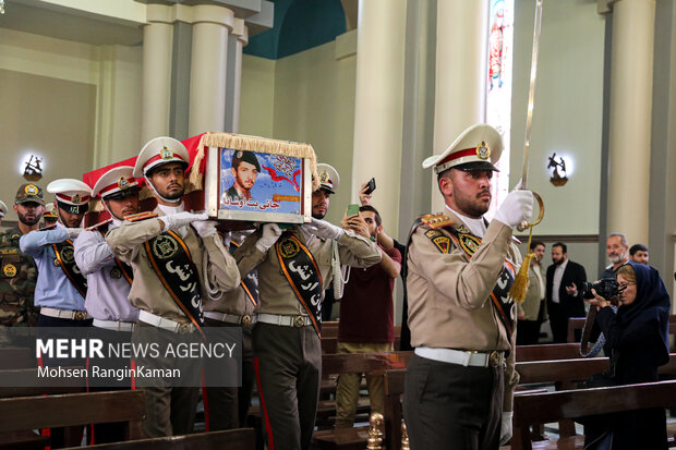 پیکر مطهر شهید آشوری «جانی بت اوشانا» ظهر امروز جمعه ۸ اردیبهشت ۱۴۰۲در کلیسای آشوری های تهران تشییع شد و هم کیشان شهید با او وداع کردند