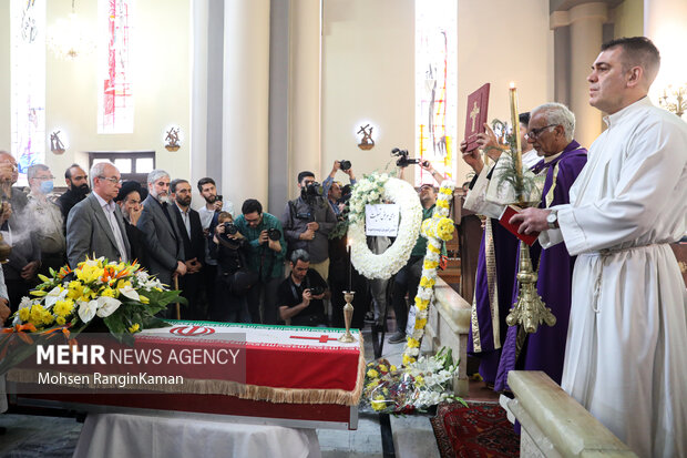 پیکر مطهر شهید آشوری «جانی بت اوشانا» ظهر امروز جمعه ۸ اردیبهشت ۱۴۰۲در کلیسای آشوری های تهران تشییع شد و هم کیشان شهید با او وداع کردند