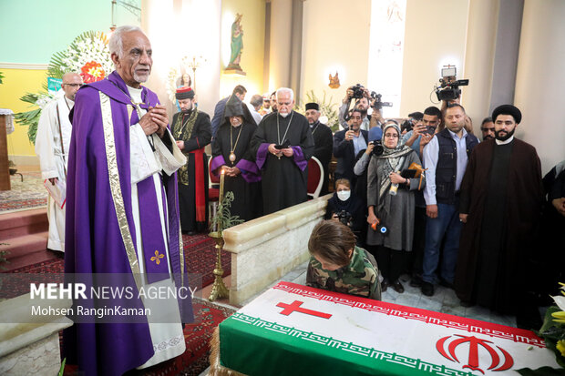 پیکر مطهر شهید آشوری «جانی بت اوشانا» ظهر امروز جمعه ۸ اردیبهشت ۱۴۰۲در کلیسای آشوری های تهران تشییع شد و هم کیشان شهید با او وداع کردند