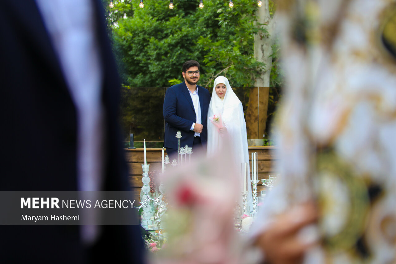 جشن بزرگ ازدواج دانشگاهیان دانشگاه علوم پزشکی تهران بعدازظهر یکشنبه ۲۴ اردیبهشت ۱۴۰۲ با حضور ۱۵۰ زوج در مرکز همایش های دانشگاه علوم پزشکی تهران برگزار شد