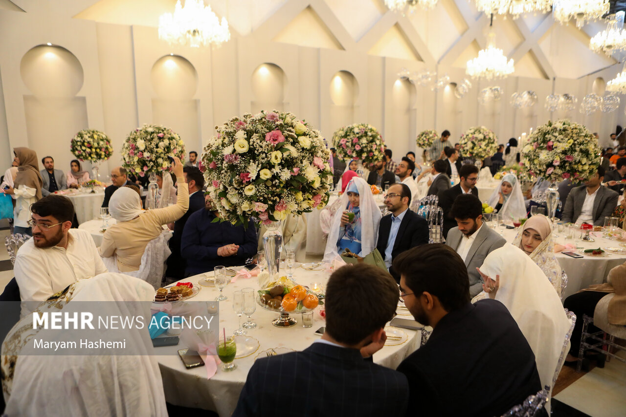 جشن بزرگ ازدواج دانشگاهیان دانشگاه علوم پزشکی تهران بعدازظهر یکشنبه ۲۴ اردیبهشت ۱۴۰۲ با حضور ۱۵۰ زوج در مرکز همایش های دانشگاه علوم پزشکی تهران برگزار شد