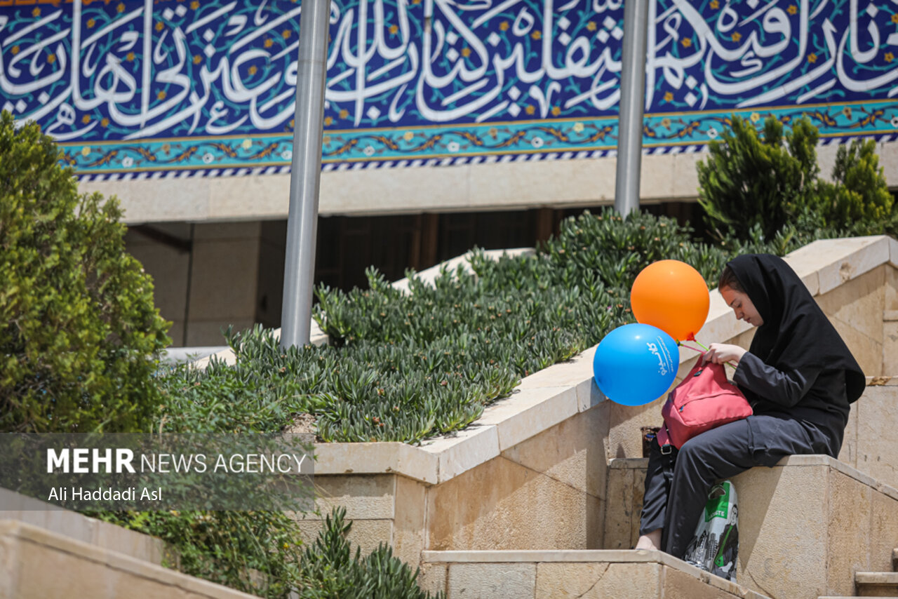 سی و چهارمین دوره نمایشگاه بین‌المللی کتاب (از ۲۰ تا ۳۰ اردیبهشت ۱۴۰۲ ) با شعار «آینده خواندنی است» بصورت حضوری در مصلای امام خمینی(ره) و مجازی (ketab.ir) در حال برگزاری است