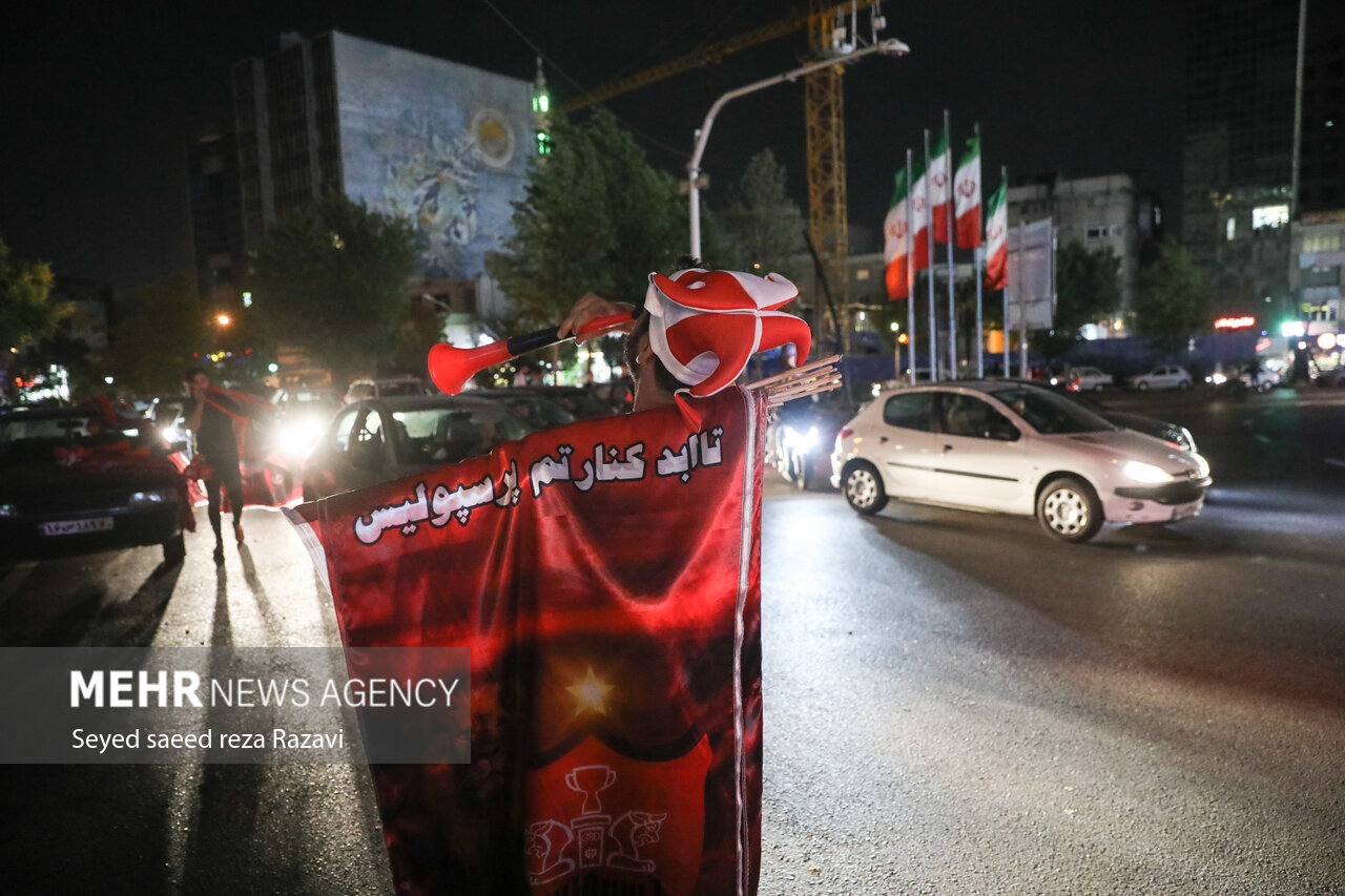 هواداران و طرفداران تیم پرسپولیس پس از برتری تیم پرسپولیس مقابل نساجی که منجر به قهرمانی تیم پرسپولیس در لیگ بیست و دوم شد به خیابان‌ها آمدند و به جشن و شادی پرداختند