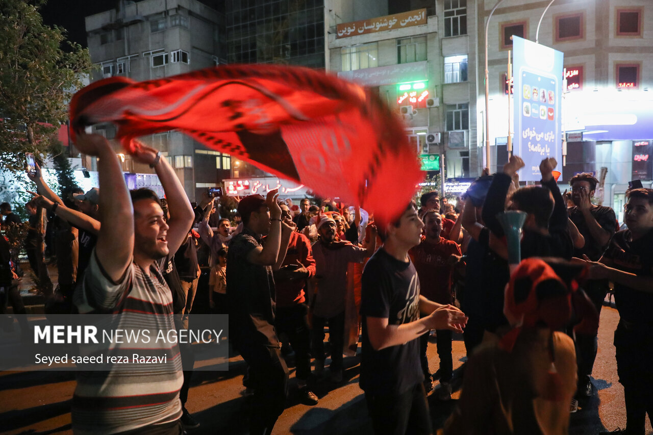 هواداران و طرفداران تیم پرسپولیس پس از برتری تیم پرسپولیس مقابل نساجی که منجر به قهرمانی تیم پرسپولیس در لیگ بیست و دوم شد به خیابان‌ها آمدند و به جشن و شادی پرداختند