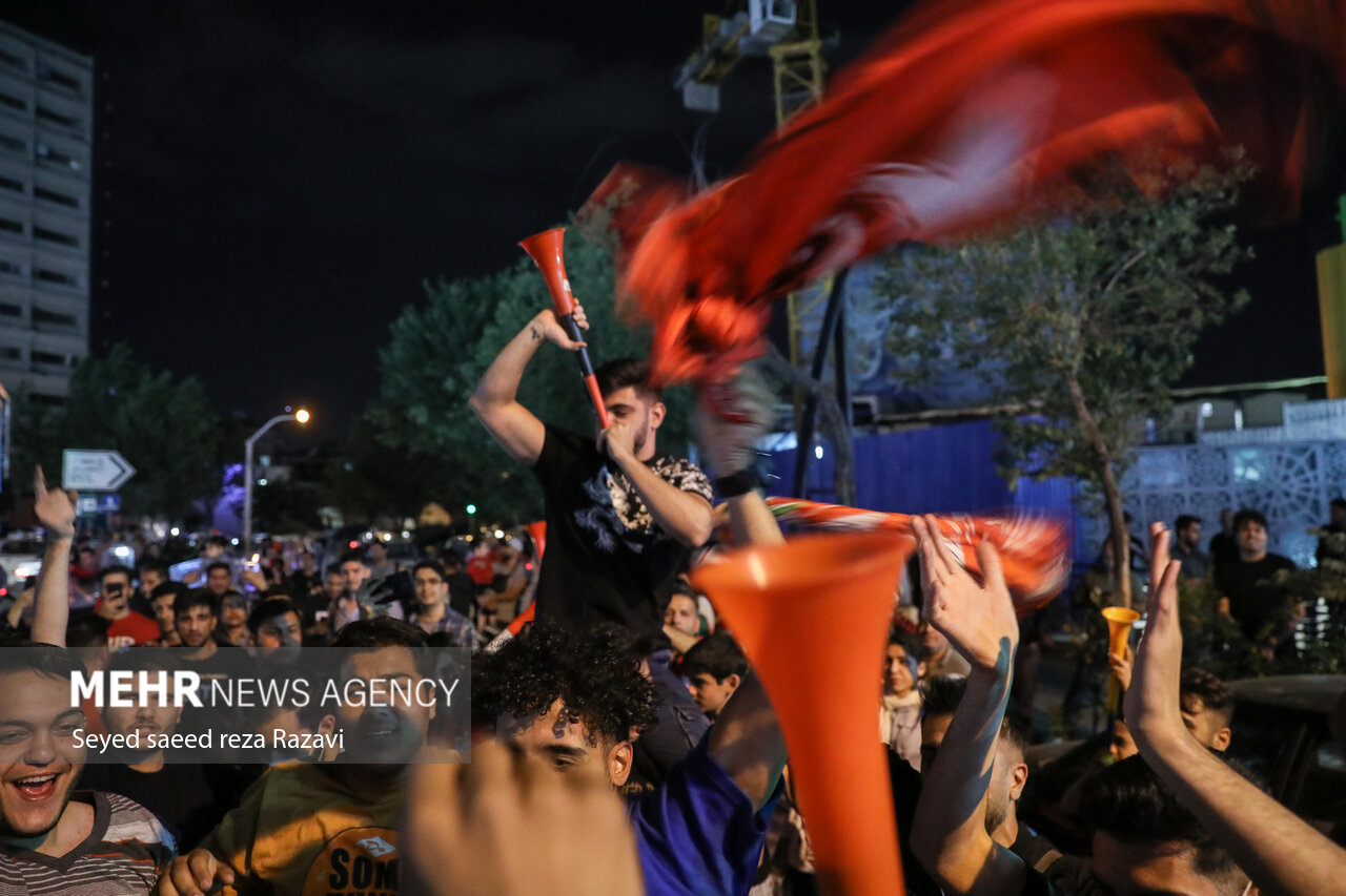 هواداران و طرفداران تیم پرسپولیس پس از برتری تیم پرسپولیس مقابل نساجی که منجر به قهرمانی تیم پرسپولیس در لیگ بیست و دوم شد به خیابان‌ها آمدند و به جشن و شادی پرداختند